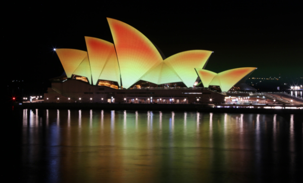 Лазерные проекторы Christie Crimson разукрасили Сиднейскую оперу в честь праздника Дивали и Дня памяти павших